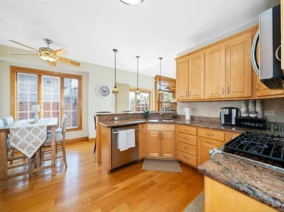 Beautiful In Bridgeview! Ferienhaus